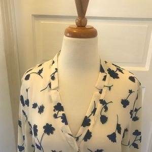Banana Republic Tops - Banana Republic wrinkle free flower blouse Banana Republic Tops - Banana Republic wrinkle free flower blouse